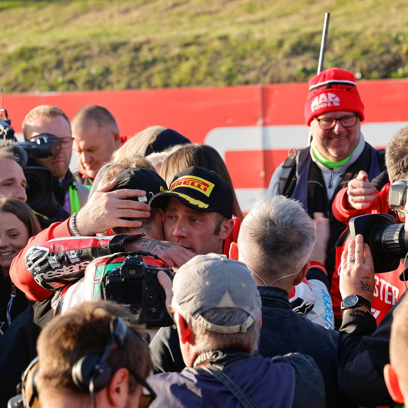Irwin, Bridewell hug it out after 2023 showdown at Brands Hatch, British Superbikes